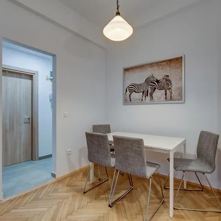 Modern - Armand Calinescu 7 - Square Apartment *
