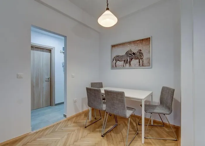 Modern - Armand Calinescu 7 - Square Apartment *