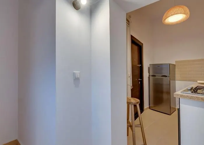 Modern - Armand Calinescu 7 - Square * Bukarest